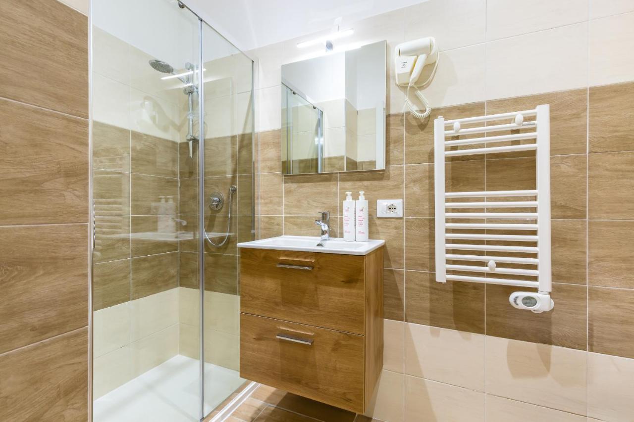 Central Station Apartments & Suites Napels Buitenkant foto