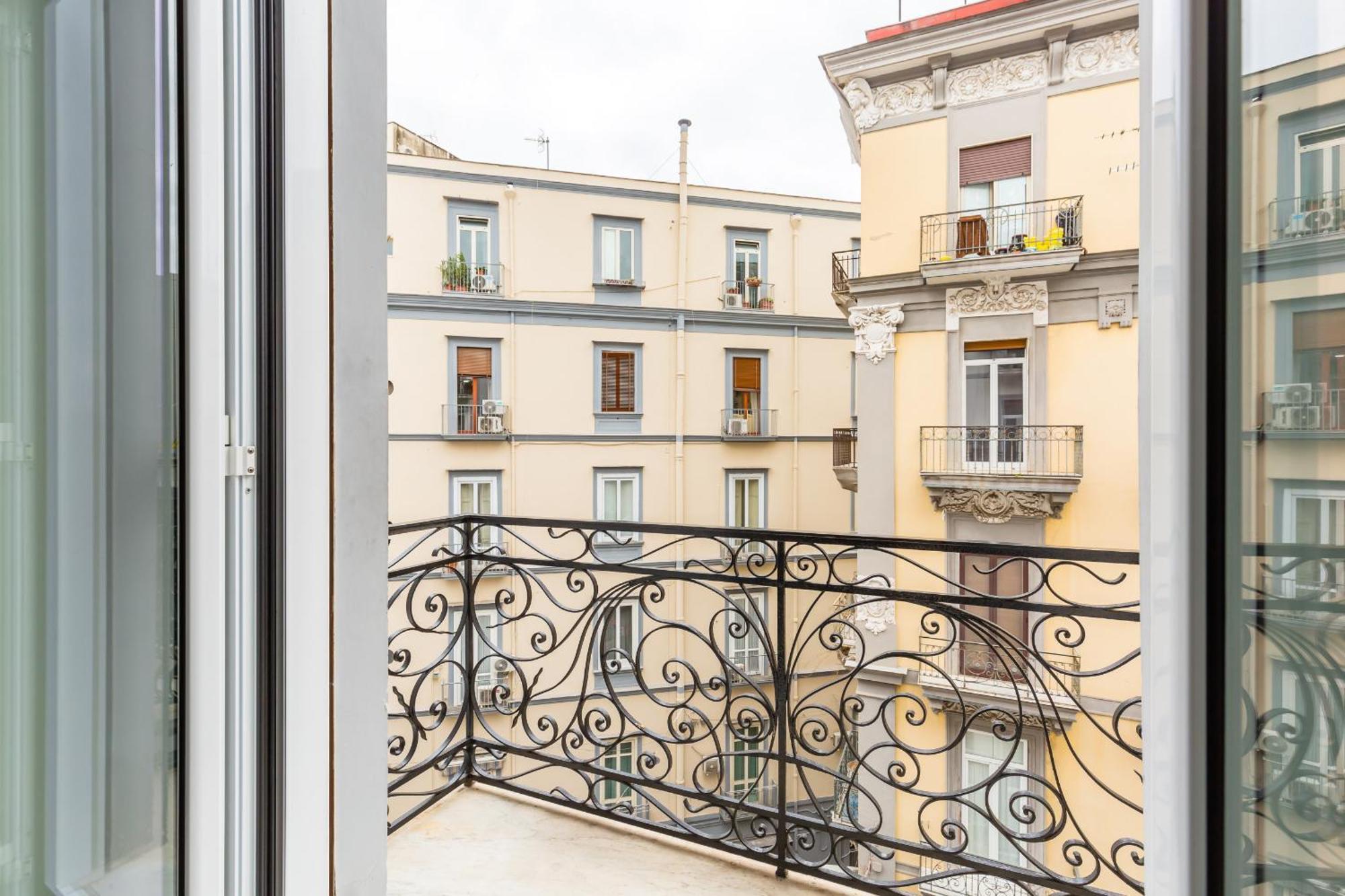 Central Station Apartments & Suites Napels Buitenkant foto